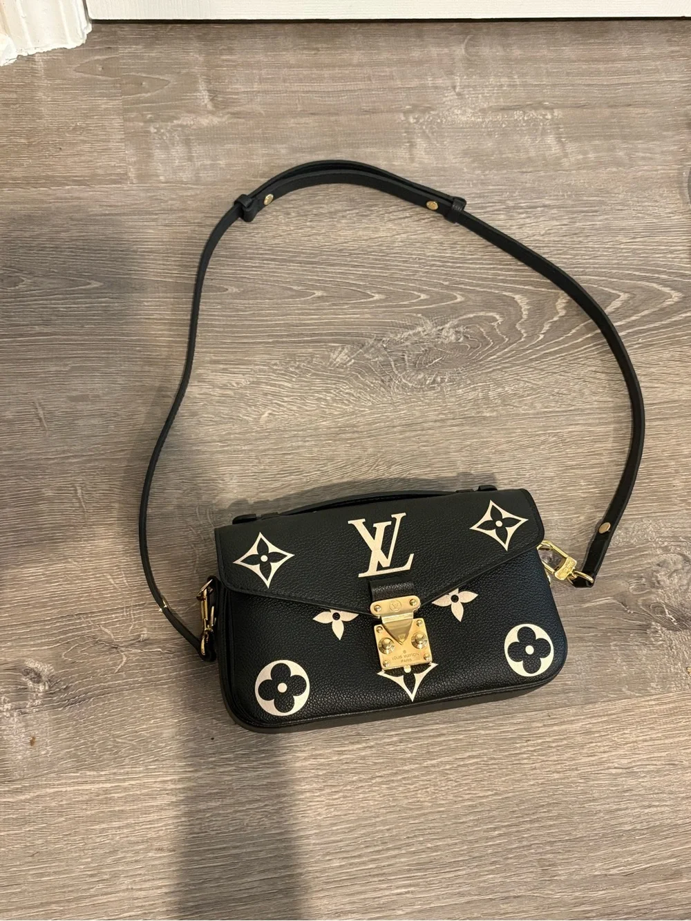Louis Vuitton compact louis